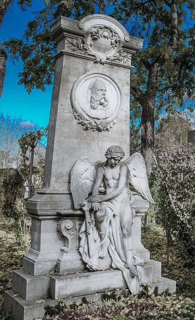 Statue auf Friedhof