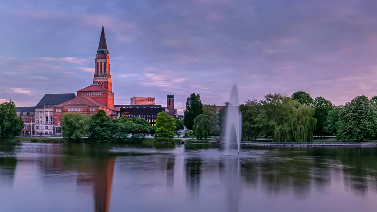 Abendlandschaft in Kiel mit ruhiger Atmosphäre, die die stille Verbindung zu Verstorbenen im Jenseitskontakt symbolisiert.