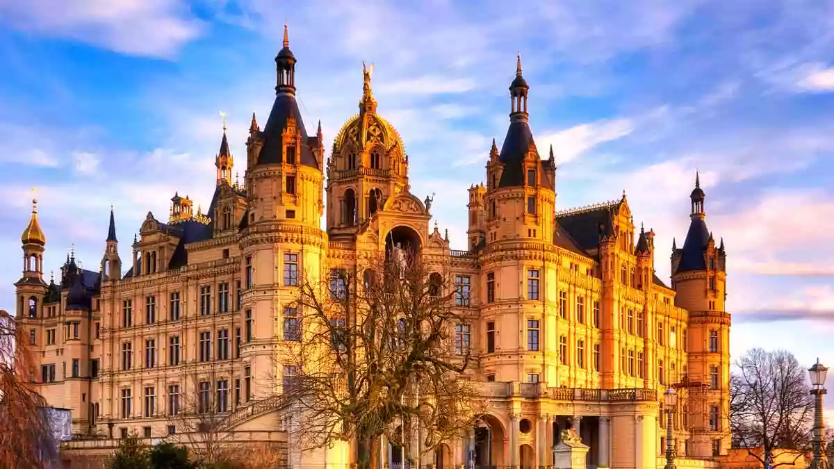 Das Schweriner Schloss in stiller Atmosphäre als Symbol für Verbindung und Erinnerung an geliebte Verstorbene.