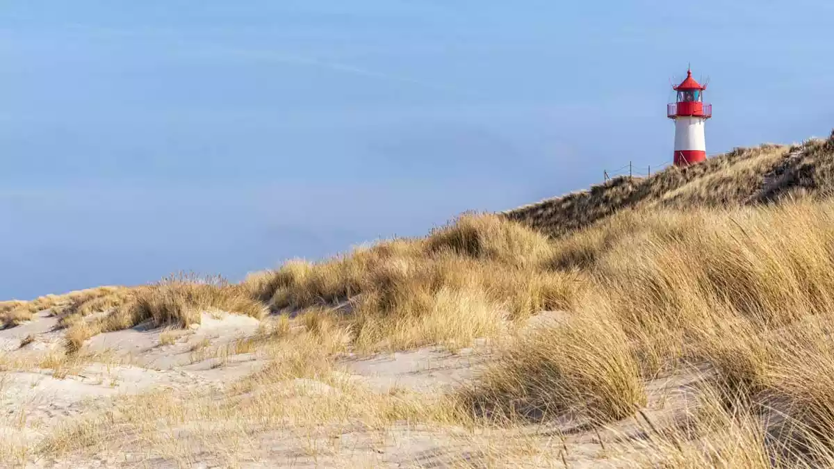 Leuchtturm am Ellenbogen auf Sylt als Symbol für Orientierung während eines Jenseitskontakts, ruhige Küstenlandschaft
