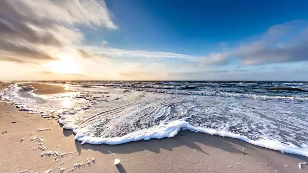 Abendlicher Strand auf Sylt mit ruhigem Meer, Atmosphäre von Stille und Verbindung ähnlich einer Jenseitskontakt Sitzung